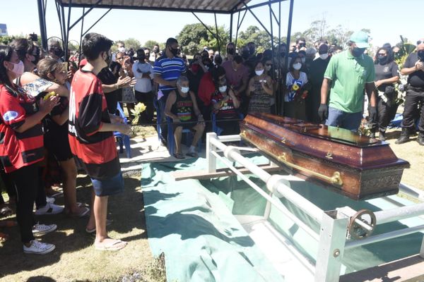Rodrigo Rosa foi sepultado nesta quinta-feira (21) no Parque da Paz por Carlos Alberto Silva