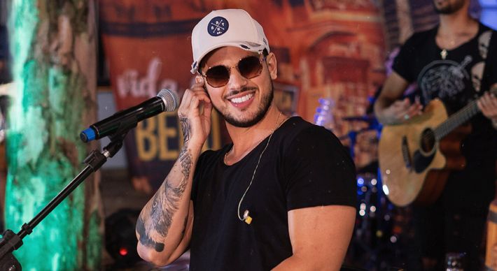 “Vida de Bêbo” e “Engatilhado” são músicas do artista sertanejo com mais de 500 mil visualizações no YouTube e mais de 350 mil plays no Spotify