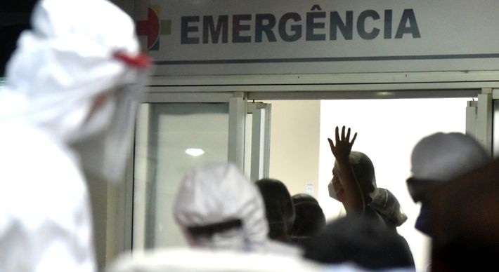 Nesta quinta-feira (4), 554 pacientes estão em UTIs e 447 em enfermarias por complicações da doença; Governo Estadual prevê ampliação de leitos ainda neste mês