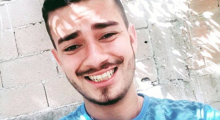 Diego Berude Alves, de 25 anos, pilotava uma moto e estava com a namorada na garupa quando se envolveu em um acidente com outros dois veículos na Rodovia Pedro Cola e morreu no local. O acidente aconteceu na madrugada desta sexta-feira (22)