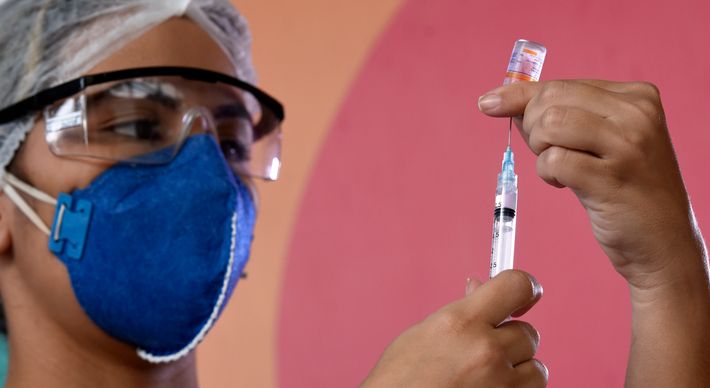 Ampliação do intervalo entre as doses ou aplicação de somente uma são algumas das alternativas cogitadas por autoridades não só no Brasil, diante da escassez de vacinas em todo o mundo