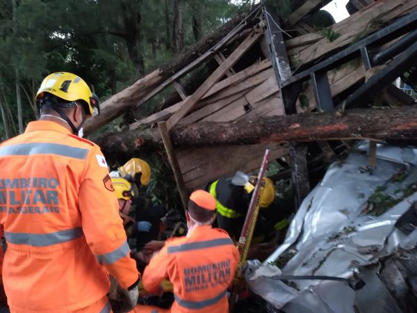 Casal ficou preso nas ferragens da cabine