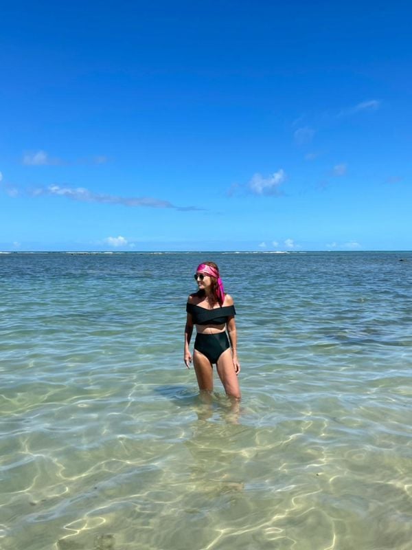 Claudia Scarton curte dias de sol e mar, em Caraíva