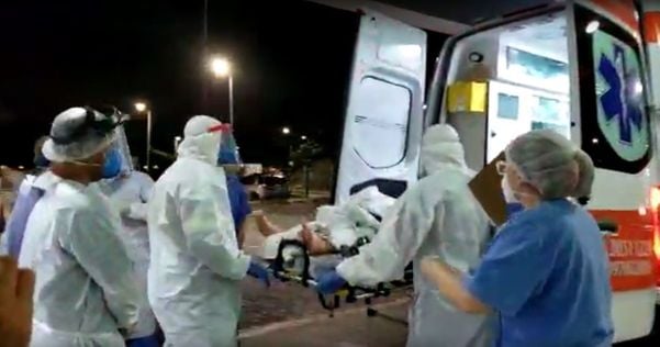 Equipe do Hospital Jayme Santos Neves recebe pacientes de segundo avião que chegou de Manaus ao ES