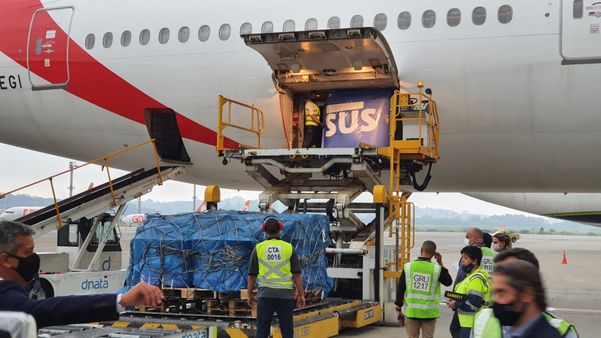 O voo procedente da índia que trouxe 2 milhões de vacinas da AstraZeneca contra a covid-19 ao Brasil chegou por volta das 17h30 no Aeroporto Internacional de São Paulo, localizado em Guarulhos.