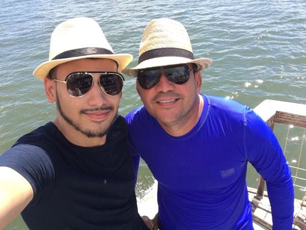 Tiago Barreto de Oliveira, de 24 anos, ao lado do pai Altamir Gomes de Oliveira, de 49 anos