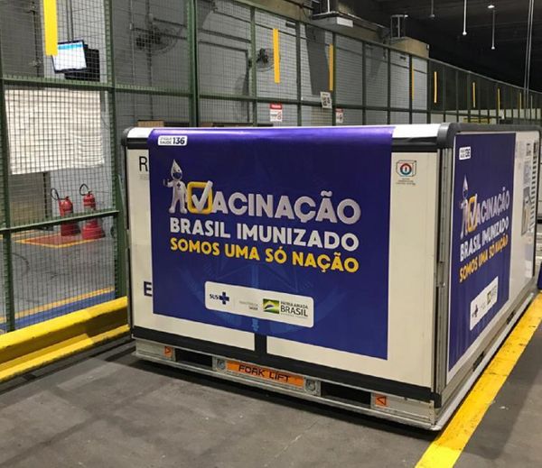 Vacina de Oxford chegou ao Brasil e seguirá para o Rio de Janeiro