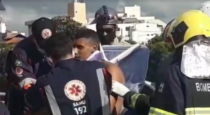 O condutor perdeu o controle do automóvel e colidiu com a mureta. Com o impacto da batida, uma das barras de ferro da estrutura da ponte se soltou e atravessou o seu corpo