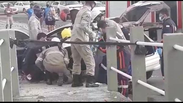 Na foto é possível ver os Bombeiros em atendimento ao acidente da Ponte de Camburi neste sábado (23)