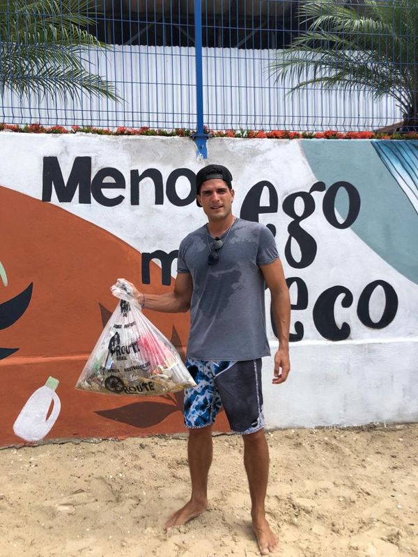 Ex-BBB André Martinelli recolhe lixo de praia em Vitória