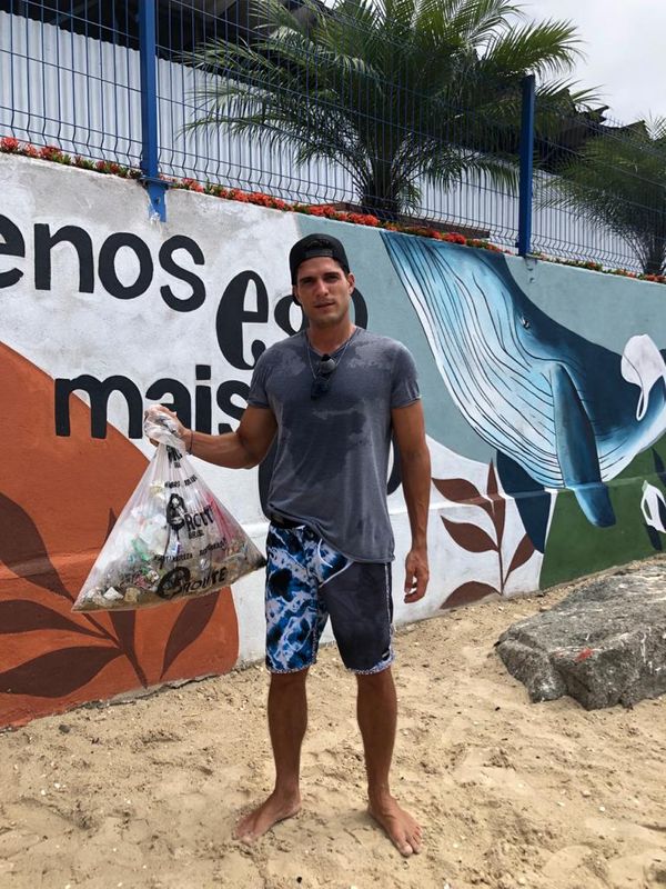 Ex-BBB André Martinelli recolhe lixo de praia em Vitória