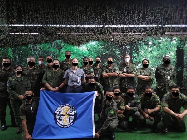 Exército publica foto usando máscara fake