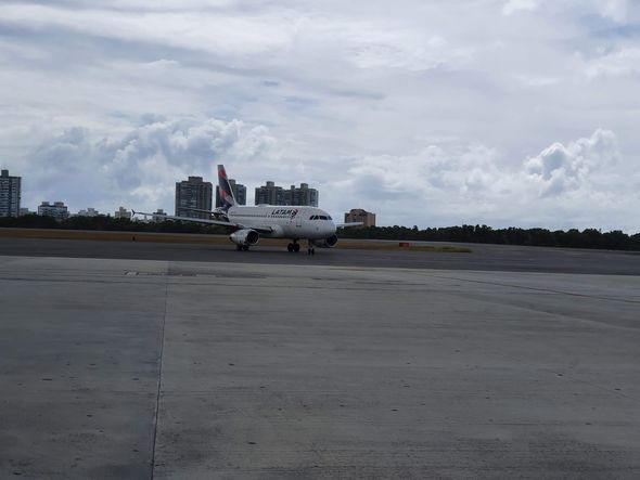 Desembarque das 35.500 doses da vacina AstraZeneca, de Oxford, que chegaram ao Aeroporto de Vitória neste domingo (24).   por Helio Filho/Secom ES    