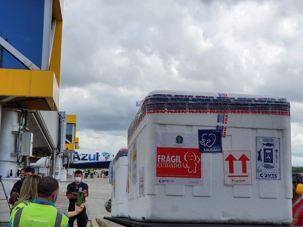 Desembarque das 35.500 doses da vacina AstraZeneca, de Oxford, que chegaram ao Aeroporto de Vitória neste domingo (24).   por Helio Filho/Secom ES    
