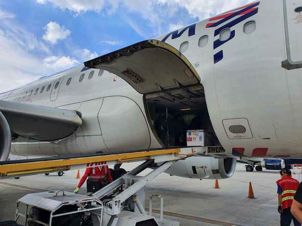 Desembarque das 35.500 doses da vacina AstraZeneca, de Oxford, que chegaram ao Aeroporto de Vitória neste domingo (24).   por Helio Filho/Secom ES    