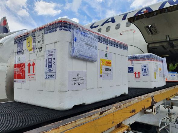 Desembarque das 35.500 doses da vacina AstraZeneca, de Oxford, que chegaram ao Aeroporto de Vitória neste domingo (24).   por Helio Filho/Secom ES    