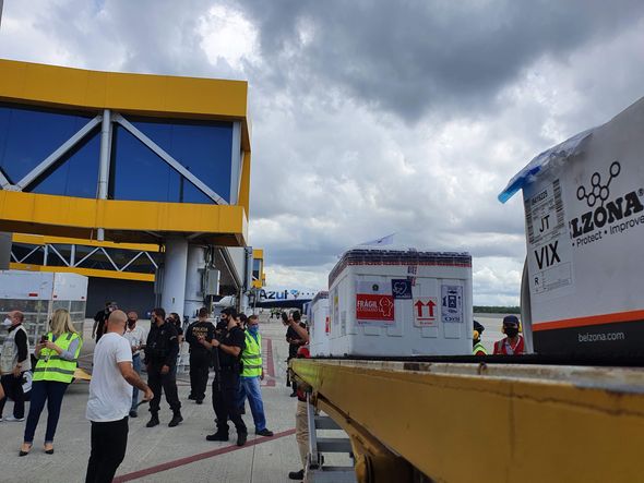 Desembarque das 35.500 doses da vacina AstraZeneca, de Oxford, que chegaram ao Aeroporto de Vitória neste domingo (24).   por Helio Filho/Secom ES   