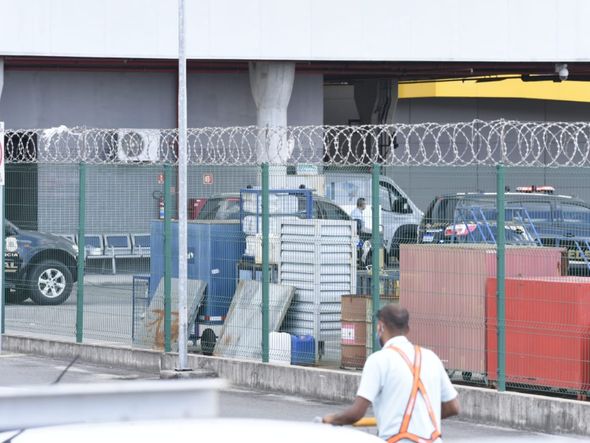 Carros da polícia rodoviária federal aguardam para fazer a escolta do caminhão com as vacinas por Carlos Alberto Silva