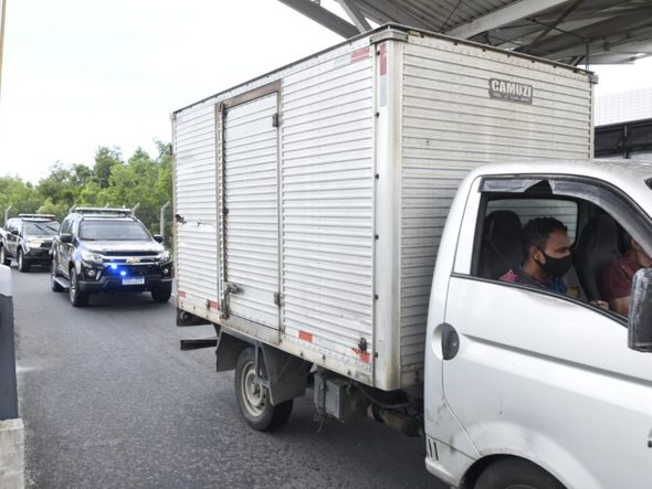 Caminhão com as vacinas de Oxford sai do aeroporto de Vitória por Carlos Alberto Silva