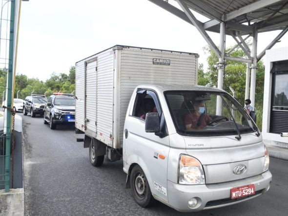 Caminhão com as vacinas de Oxford sai do aeroporto de Vitória por Carlos Alberto Silva