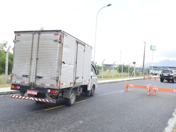 Caminhão com as vacinas de Oxford sai do aeroporto de Vitória por Carlos Alberto Silva