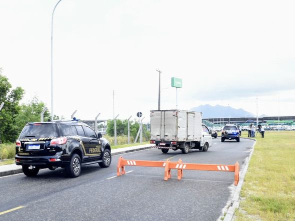 Caminhão com as vacinas de Oxford sai do aeroporto de Vitória por Carlos Alberto Silva