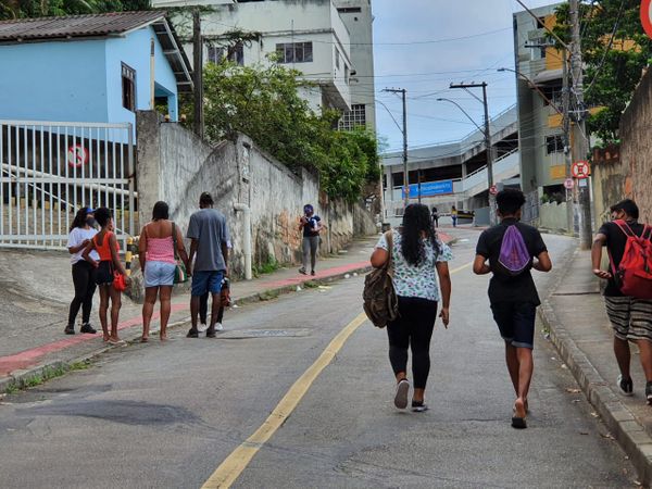 A chegada dos alunos à Faesa, um dos locais de prova do Enem 2020 por Carlos Alberto Silva 