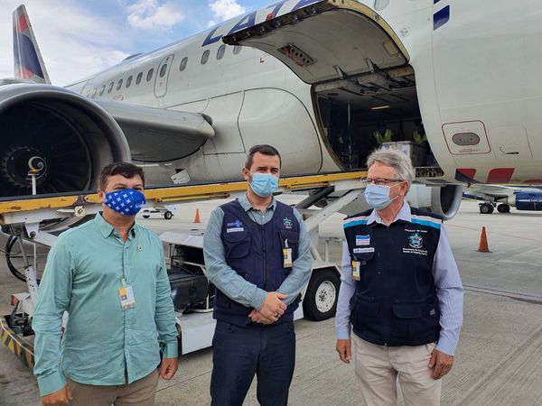 Desembarque das 35.500 doses da vacina AstraZeneca, de Oxford, que chegaram ao Aeroporto de Vitória neste domingo (24).
