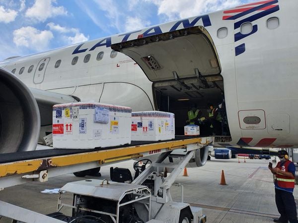 Desembarque das 35.500 doses da vacina AstraZeneca, de Oxford, que chegaram ao Aeroporto de Vitória neste domingo (24). por Helio Filho/Secom ES 