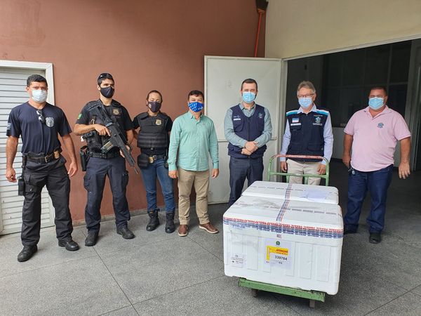 Desembarque das 35.500 doses da vacina AstraZeneca, de Oxford, que chegaram ao Aeroporto de Vitória neste domingo (24).