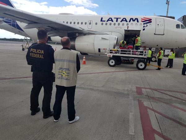 O avião começa a ser descarregado por Polícia Federal