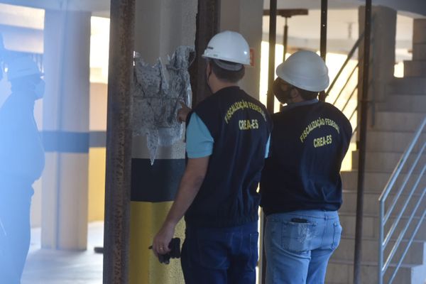 Engenheiros do Crea fazem avaliação em edifício que está correndo risco de desmoronamento em Vila Velha por Fernando Madeira