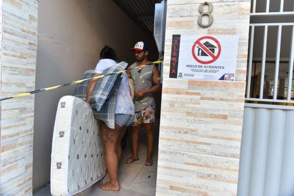 Moradores desocupam edifício que está correndo risco de desmoronamento em Vila Velha por Fernando Madeira
