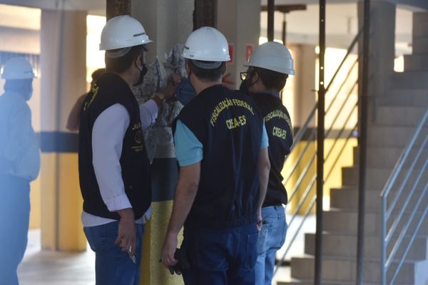 Engenheiros do Crea fazem avaliação em edifício que está correndo risco de desmoronamento em Vila Velha por Fernando Madeira