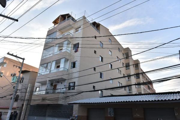 Edifício que corre risco de desmoronamento em Vila Velha por Fernando Madeira