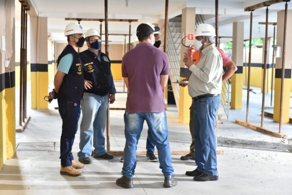 Engenheiros do Crea fazem avaliação em edifício que está correndo risco de desmoronamento em Vila Velha por Fernando Madeira