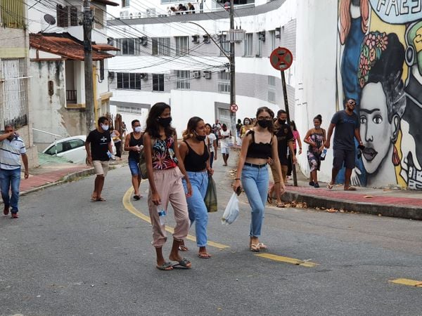 Faltando poucos minutos para o fechamento dos portões, aumenta o fluxo de candidatos ao Enem 2020 por Carlos Alberto Silva