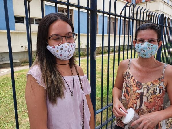 Maisa Ribeiro Barbosa, de 17 anos, chegou ao local de prova do Enem acompanhada pela mãe por Carlos Alberto Silva 