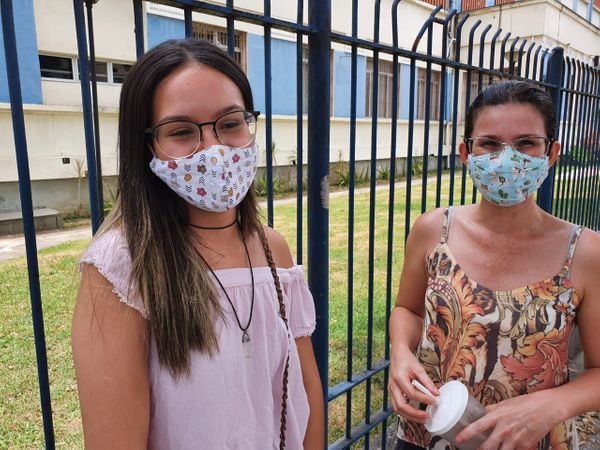 Maisa Ribeiro Barbosa, de 17 anos, chegou ao local de prova do Enem acompanhada pela mãe por Carlos Alberto Silva 
