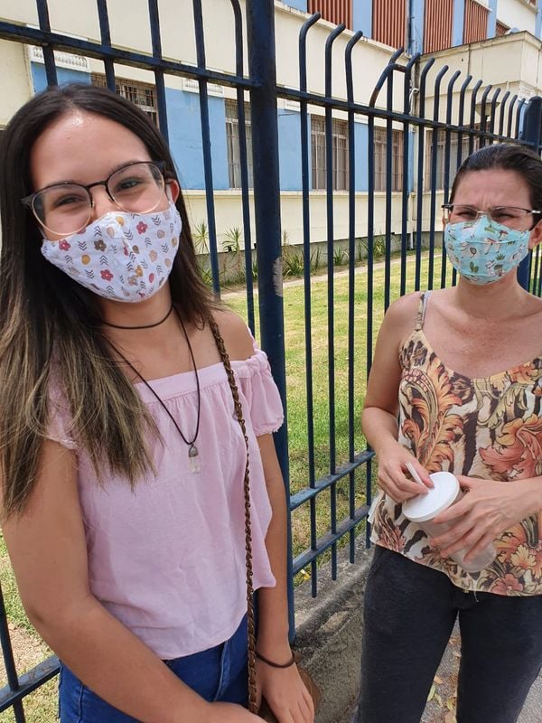 Maisa Ribeiro Barbosa, de 17 anos, chegou ao local de prova do Enem acompanhada pela mãe por Carlos Alberto Silva 