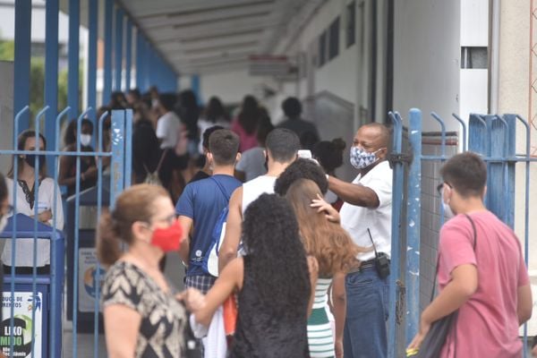 Movimentação em frente à Faesa, um dos locais de prova do Enem 2020 por Fernando Madeira