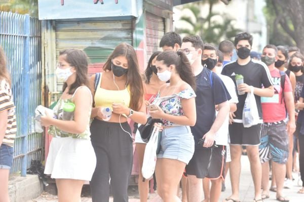 Movimentação em frente à Faesa, um dos locais de prova do Enem 2020 por Fernando Madeira