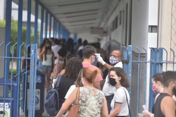 Movimentação em frente à Faesa, um dos locais de prova do Enem 2020 por Fernando Madeira