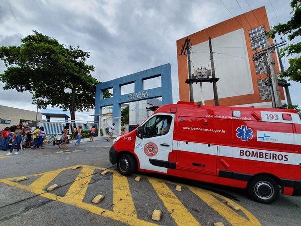 O Corpo de Bombeiros se faz presente próximo à Faesa, um dos locais de prova do Enem 2020 por Carlos Alberto Silva 