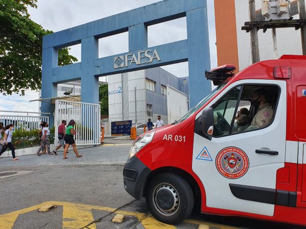 O Corpo de Bombeiros se faz presente próximo à Faesa, um dos locais de prova do Enem 2020 por Carlos Alberto Silva 