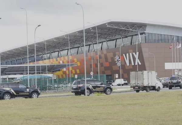 Caminhão com as vacinas de Oxford sai do aeroporto de Vitória por Carlos Alberto Silva