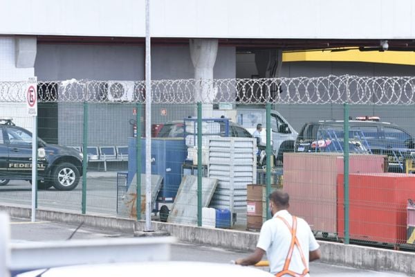 Carros da polícia rodoviária federal aguardam para fazer a escolta do caminhão com as vacinas por Carlos Alberto Silva