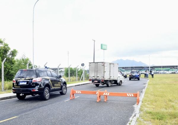 Caminhão com as vacinas de Oxford sai do aeroporto de Vitória por Carlos Alberto Silva