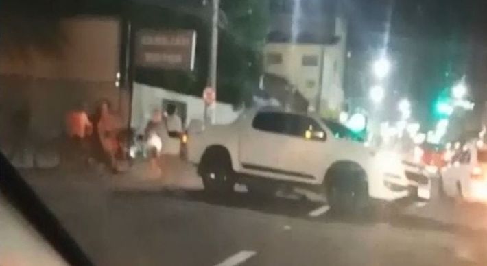 Em todos os casos, o teste do bafômetro deu positivo para o consumo de álcool e os motoristas foram presos. Dois não tinham permissão para dirigir. Uma mulher ficou ferida em um dos acidentes