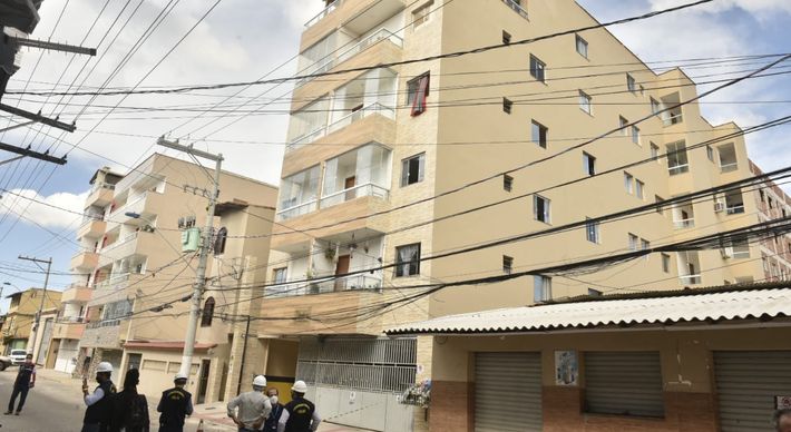 Duas casas do entorno também, segundo informações da Prefeitura de Vila Velha. São cerca de 220 pessoas impactadas diretamente, sendo 60 somente do edifício Santos II, que ameaçou colapsar no bairro Nova Itaparica